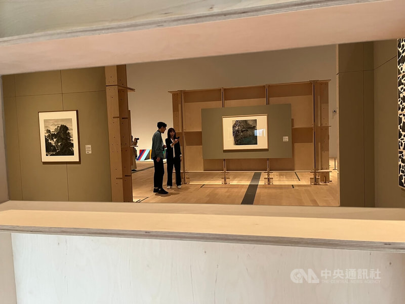 新北市美術館將推出「往來/照見」典藏研究展,踏入展區所在的3A展覽室後可見景框牆面設計,站在景框前可一覽不同時期創作者運用不同媒材所完成作品。中央社記者趙敏雅攝 114年4月7日