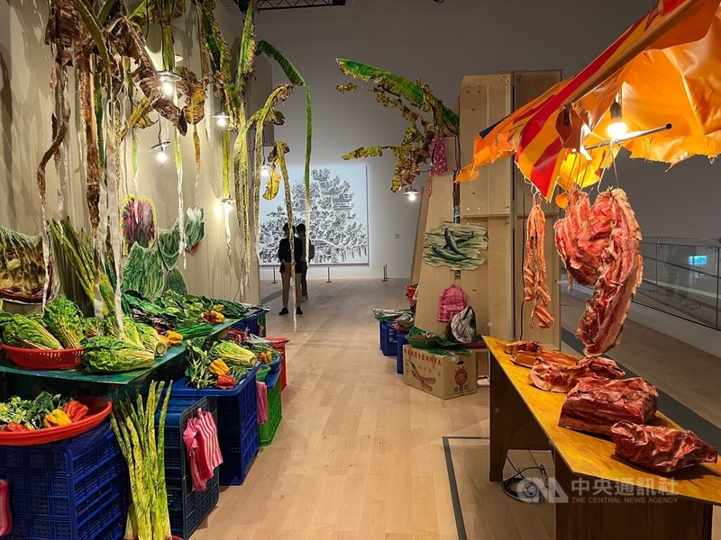 新北市美術館25日將正式推出「往來/照見」典藏研究展,展出藝術家陳浚豪作品「女媧神宮」(後)以及唐唐發的創作「芭蕉菜奇雅」(前),共同策展人鄒婷7日表示,站在「芭蕉菜奇雅」處往前望,就彷彿逛菜市場一般,路底處有一座廟,正是台灣人熟悉街景。中央社記者趙敏雅攝 114年4月7日