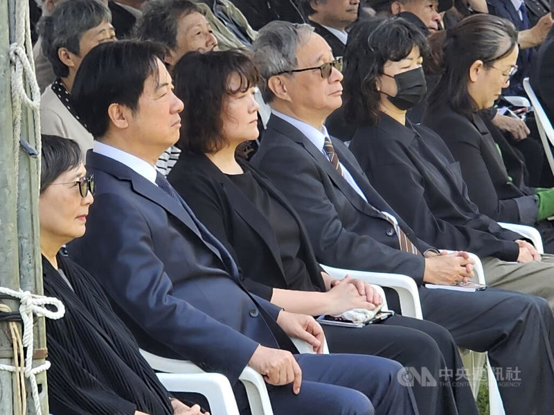 鄭南榕基金會7日在金寶山鄭南榕自由之翼紀念墓園舉辦鄭南榕殉道36週年追思紀念會,總統賴清德(前左2)、文化部長李遠(前左4)與鄭南榕遺孀葉菊蘭(前左1)等出席。中央社記者王鴻國攝 114年4月7日