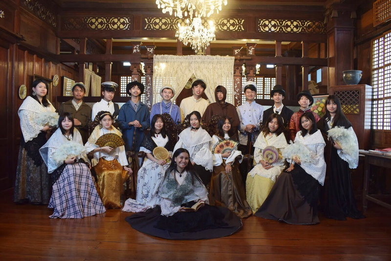 由高雄女中、武陵高中及宜蘭高中三校組成的聯合訪團,3月30日抵達菲律賓展開學習交流。圖為武陵高中學生穿著菲律賓傳統服飾。(駐菲律賓代表處教育組提供)中央社記者林行健馬尼拉傳真 114年4月7日