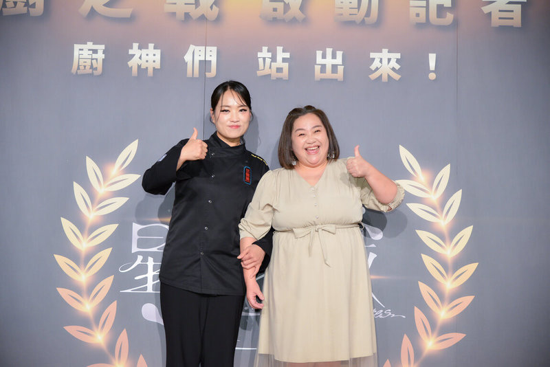 藝人鍾欣凌(右)主持料理實境競賽節目「星廚之戰」,在韓國「黑白大廚」一戰成名的「港點女王」鄭智善(左)則在節目中擔任飛行評審。(三立提供)中央社記者洪素津傳真 114年4月7日