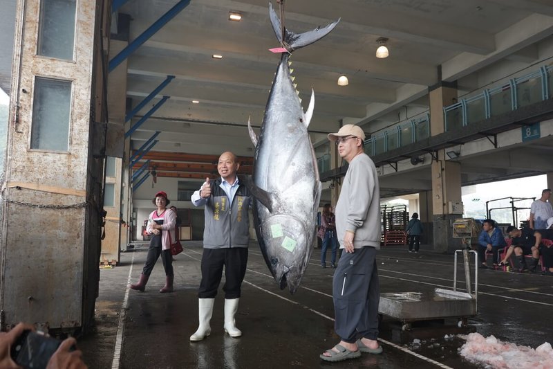 蘇澳籍漁船「全昌隆168號」6日在台灣東北外海捕獲一尾黑鮪魚活魚,進港秤重後達216公斤,且符合「蘇澳第一鮪」標準,船長林宜俊(前右)開心表示,這次特地準備魷魚、鯖魚為魚餌,出港想拚出第一鮪,有像玩拉霸機中彩金的感覺。(蘇澳區漁會提供)中央社記者王朝鈺傳真 114年4月7日