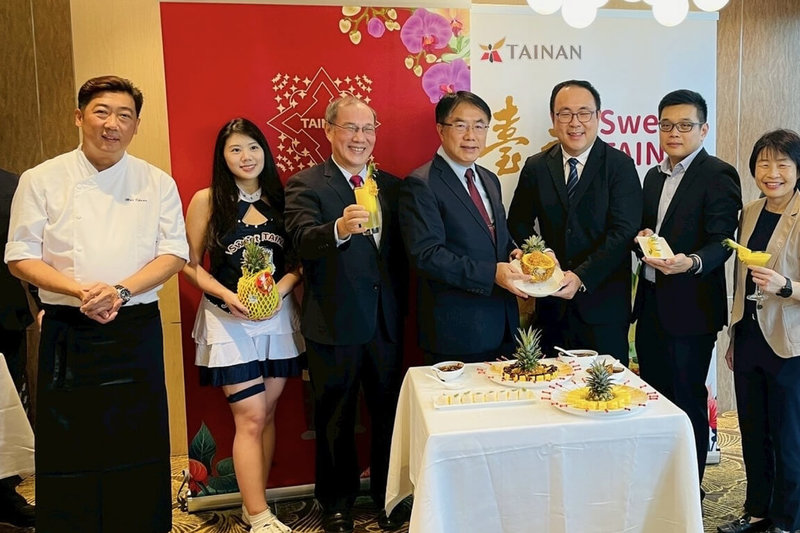 台南金鑽鳳梨4月中下旬將在新加坡連鎖超市10多家門市上市,台南市府7日於當地舉行「台南鳳梨行銷記者會」,市長黃偉哲(左4)親自到場推薦。(台南市政府提供)中央社記者楊思瑞台南傳真 114年4月7日