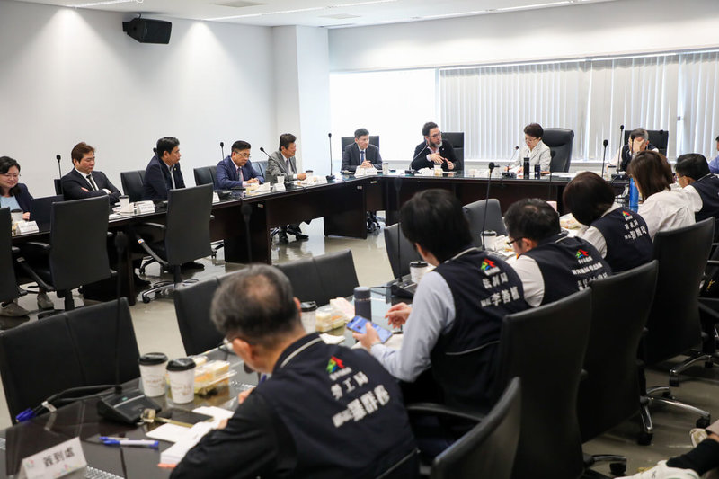 為因應美國對等關稅政策帶來影響,台中市長盧秀燕(後右2白衣者)7日邀集台中市產業公協會代表座談,掌握業者受衝擊情形,聽取產業界意見。(台中市政府提供)中央社記者郝雪卿傳真 114年4月7日