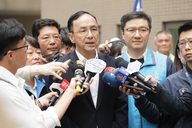 對等關稅風波來襲，國民黨7日在新北中和舉辦政策說明會，黨主席朱立倫（前中）受訪時針對行政院邀立法院朝野各黨團共商國是一事表示，此時是全世界最關鍵時刻，朝野要全力以赴、共赴國難，凝聚所有智慧。（國民黨提供）中央社記者王鴻國傳真  114年4月7日