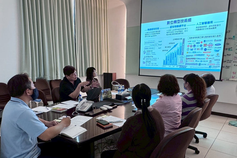 台南市政府7日宣布成立中小微型企業服務團,盼透過專案辦公室及單一窗口與專線電話,協助業者因應美國關稅衝擊。(台南市政府提供)中央社記者楊思瑞台南傳真 114年4月7日