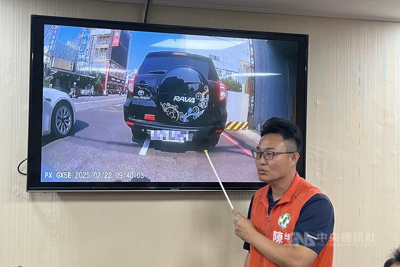 民進黨台南市議員陳皇宇(圖)遭指控向警方高層關說,導致負責處理車禍事故的員警遭記申誡,陳皇宇7日開記者會公布當事人提供影片自清。中央社記者楊思瑞攝 114年4月7日