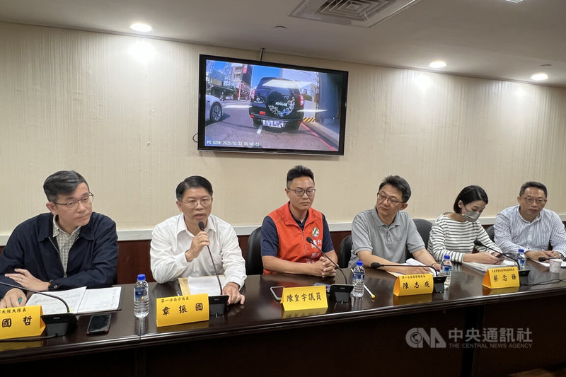 民進黨台南市議員陳皇宇(左3)遭指控向警方高層關說,導致負責處理車禍事故的員警遭記申誡,7日邀集警方代表開記者會對外界說明。中央社記者楊思瑞攝 114年4月7日