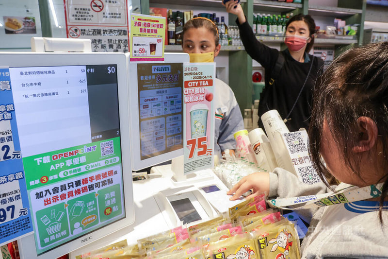 台北市補助國小以下學童每週1瓶乳品或豆漿的「鮮奶週報」7日上路,首日有小朋友下午放學後直接前往超商,用數位學生證靠卡兌換豆漿。中央社記者裴禛攝 114年4月7日