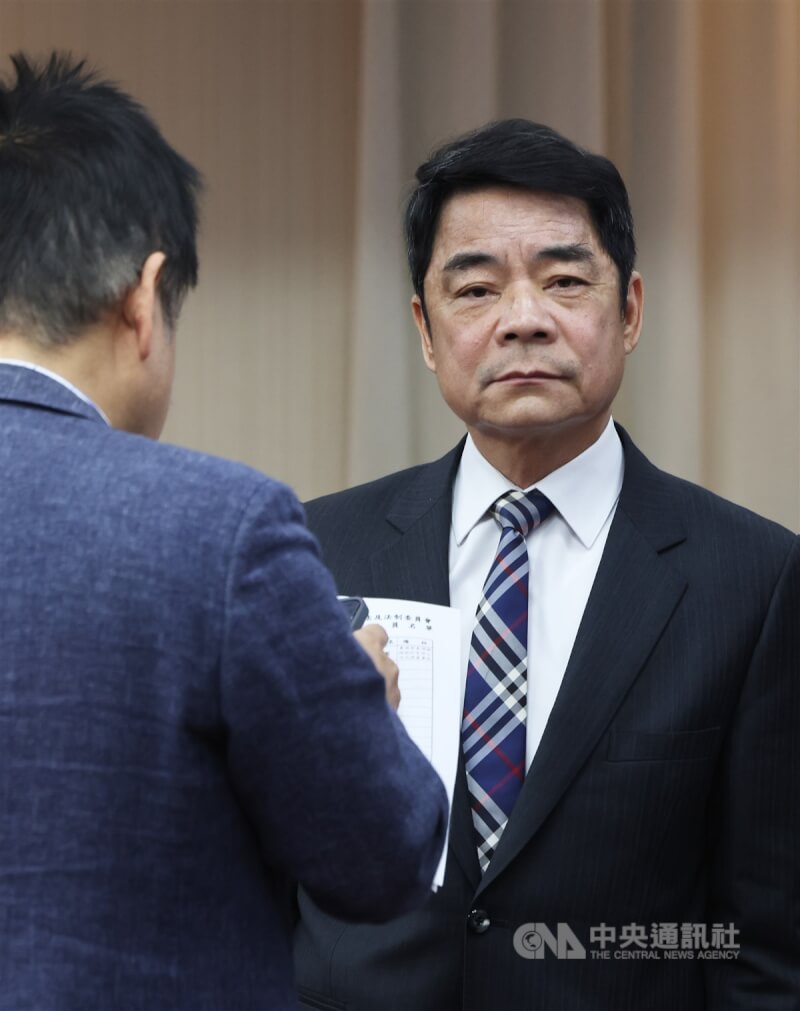 立法院交通委員會7日審查「國營台灣鐵路股份有限公司設置條例第10條及第23條條文修正草案」等案,交通部政務次長、台鐵代理董事長伍勝園(右)列席會議。中央社記者趙世勳攝 114年4月7日