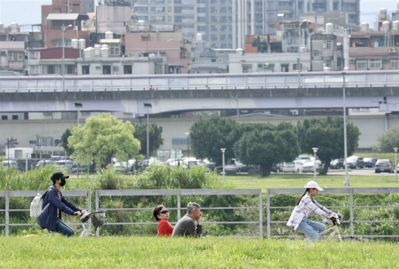 圖為民眾到台北市河濱公園曬太陽、運動,享受連假悠閒的時光。(中央社檔案照片)