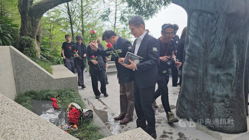 鄭南榕基金會7日在金寶山鄭南榕自由之翼紀念墓園舉辦鄭南榕殉道36週年追思紀念會,中央社董事長李永得(前右)等出席獻花致意。中央社記者王鴻國攝 114年4月7日