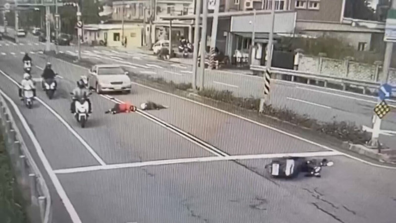 1輛自小客車6日行經苗栗縣頭份市正興路時與機車碰撞,導致騎士和乘客受傷送醫。目擊民眾指出,肇事駕駛當下承認有喝酒,想私下和解,但可能看到圍觀民眾越來越多,隨後竟上車加速油門揚長而去。(警方提供)中央社記者管瑞平傳真 114年4月7日