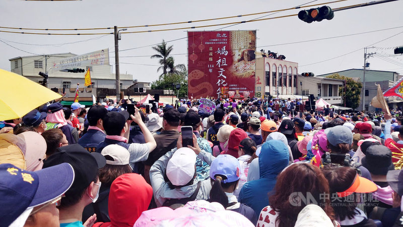 大甲鎮瀾宮媽祖9天8夜遶境活動7日中午到達嘉義縣,數萬人跟隨湧入新港。中央社記者蔡智明攝 114年4月7日