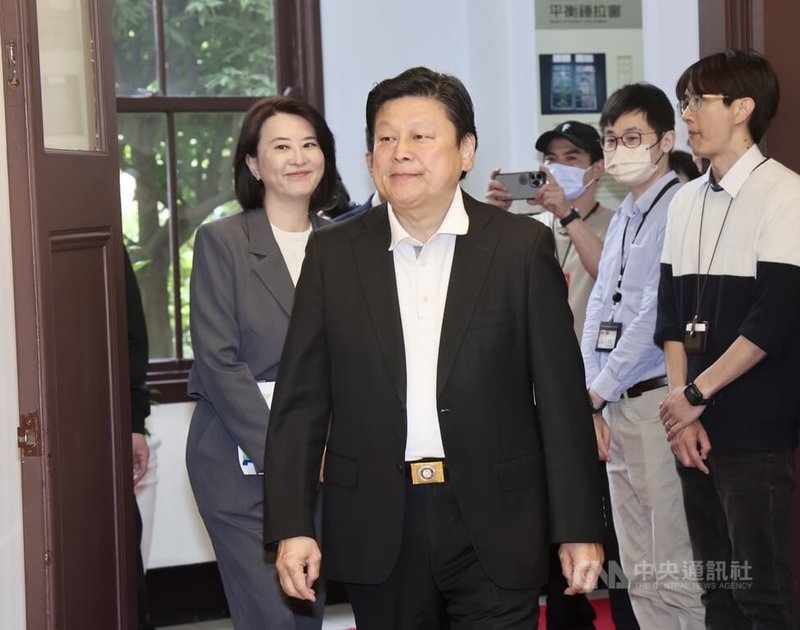 因應美國對等關稅衝擊,行政院7日下午2時邀立法院朝野各黨團在政院共商國是,採閉門會議。國民黨立法院黨團總召傅崐萁(前)出席與會。中央社記者張皓安攝 114年4月7日