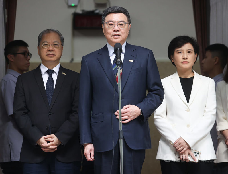 美國總統川普揮出對等關稅重拳,外界關注國安基金是否進場護盤。行政院長卓榮泰(前中)8日受訪表示,到目前為止「我們沒有做任何預定的行為」。中央社記者謝佳璋攝 114年4月8日
