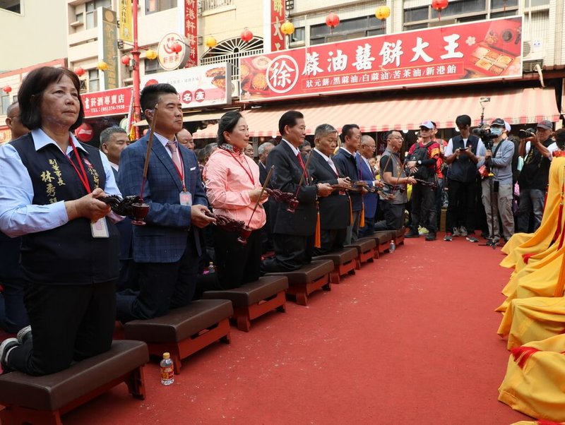 大甲鎮瀾宮媽祖遶境7日抵達嘉義縣時，大甲鎮瀾宮副董事長鄭銘坤與多名年輕人搭救護車自拍，引發爭議。鄭銘坤（前排左4）8日與花蓮縣長徐榛蔚（前排左3）等人出席大甲媽祖祝壽大典。（嘉義縣政府提供）中央社記者蔡智明傳真  114年4月8日