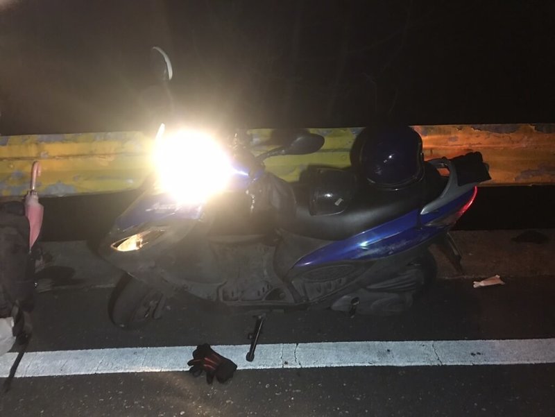 6名在台中就學的外籍大學生4日相約騎車出遊，行經台14甲線武嶺往大禹嶺時，印度籍范姓學生不慎自摔，頭部擦傷，警消跨縣市合力救援，立即將受傷學生送下山治療。（新城警分局提供）中央社記者張祈傳真  114年4月8日