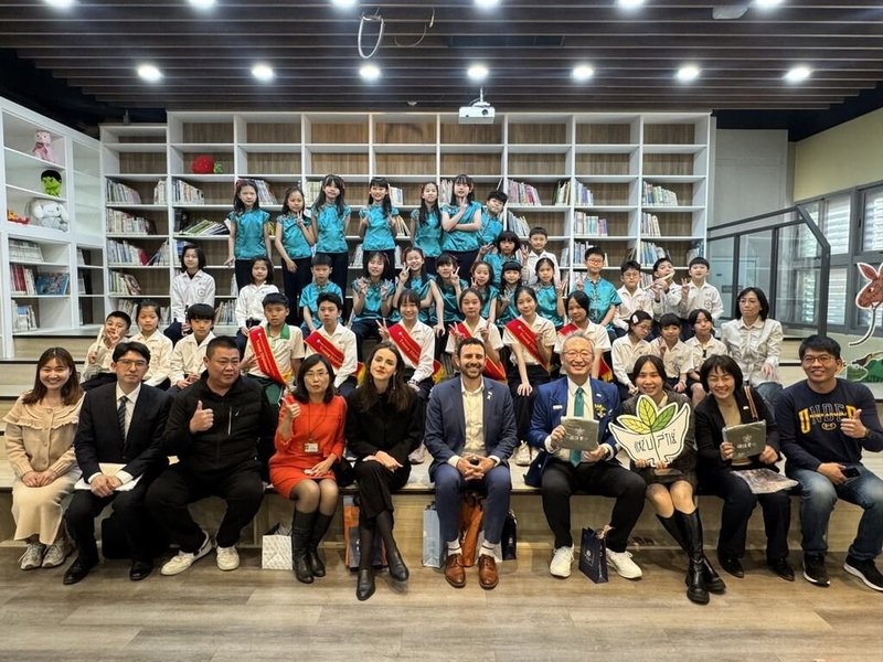 外交部3月辦理「軟實力」主題的媒體邀訪,外交部政務次長吳志中(前右4)與以色列網紅Eylon、捷克網紅Monika在國語實小進行文化交流互動。(外交部提供)中央社記者楊堯茹傳真 114年4月8日