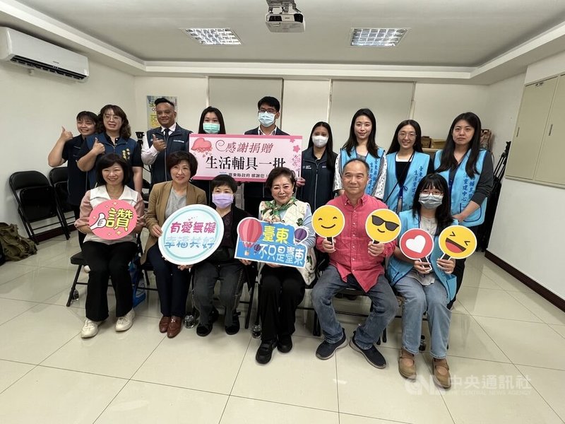 金馬影后陳淑芳(前排右3)8日偕同企業界捐贈生活輔具給台東縣政府,台東縣長饒慶鈴(前排左2)特別邀請善心賣菜阿嬤陳樹菊(前排左3)出席捐贈儀式。中央社記者盧太城台東攝 114年4月8日