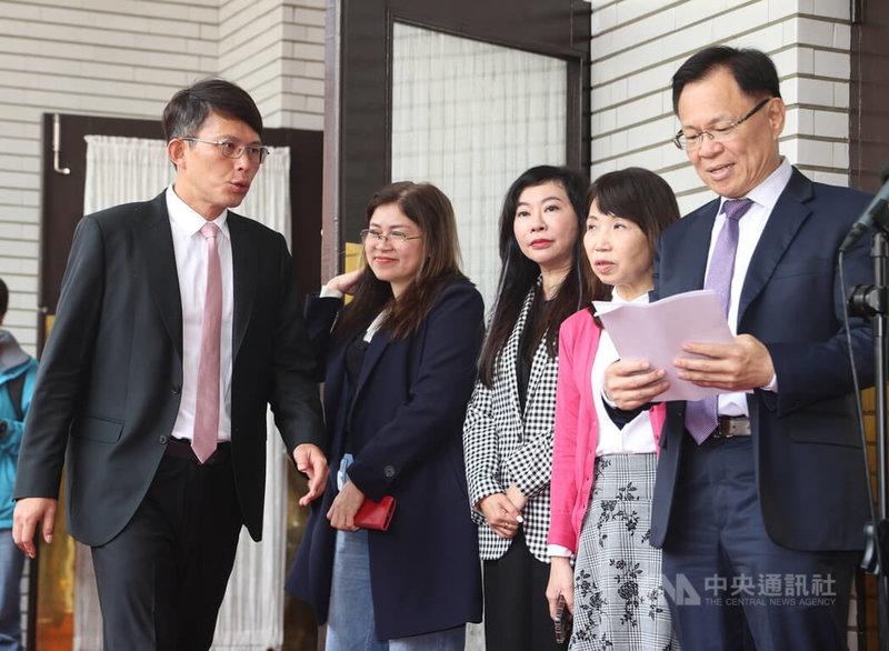 立法院會原訂繼續進行總質詢,但因議事攻防停擺。民眾黨立法院黨團總召黃國昌(左)8日偕黨團成員舉行記者會表示,連議場後方門都被鎖,行政官員似乎被交代不能進去議場,完全看不懂民進黨團在玩哪招,只看到民進黨團在議場拉布條要請行政院長卓榮泰專案報告。中央社記者謝佳璋攝 114年4月8日