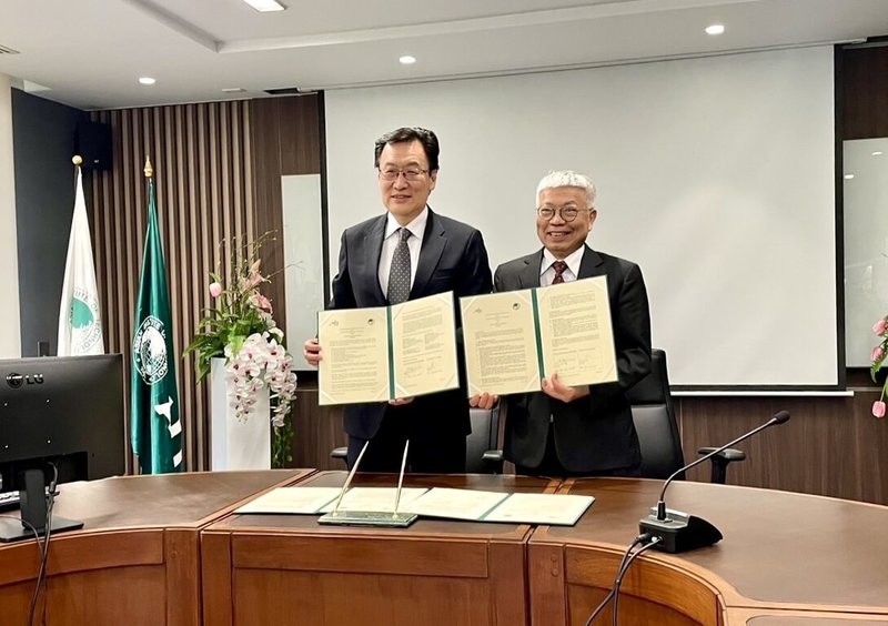 台北科技大學與泰國亞洲理工學院(AIT)締結盟校,於半導體領域開展雙聯學制合作。圖為北科大校長王錫福(右)日前率團赴泰拜會亞洲理工校長李百祺(左),雙方簽署合作備忘錄及學生交換協議。(北科大提供)中央社記者陳至中台北傳真 114年4月8日