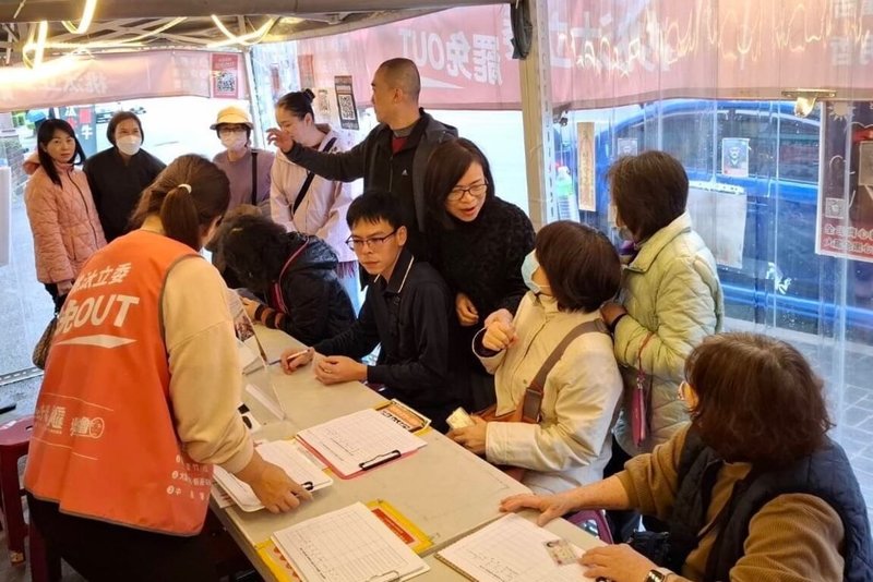 罷免國民黨立委牛煦庭公民團體8日宣布,第二階段連署書突破3萬份,希望週末可達標送件門檻,後續將支援友軍。(桃園市第1選舉區罷免牛煦庭公民團體提供)中央社記者吳睿騏桃園傳真 114年4月8日