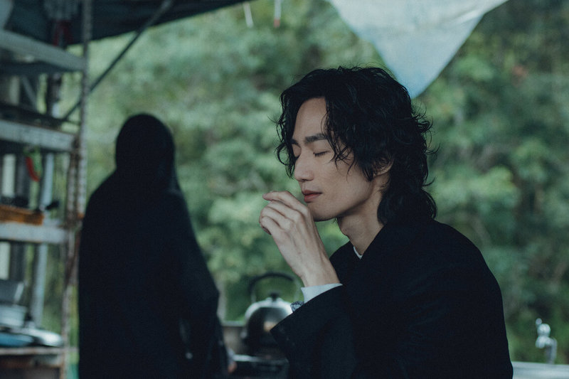 歌手李英宏（圖）與導演鄔鶴宏聯手打造影集式MV「東方美人四部曲」，李英宏親自參與演出，前往日月潭拍攝，他透露，拍攝時因霧氣重，團隊在小小的船上除了專注演出也要保持重心，否則不小心就會掉到湖裡。（晝夜娛樂提供）中央社記者王心妤傳真  114年4月8日