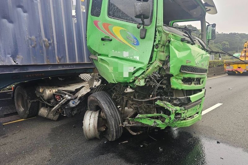 國道1號南向69.9公里處楊梅路段8日下午發生車禍，由林姓男子駕駛的營業半聯結車，不明原因撞擊外側路肩的施工緩撞車後再推撞前方2車，事故共造成1死1傷。（國道公路警察局提供）中央社記者吳睿騏桃園傳真  114年4月8日