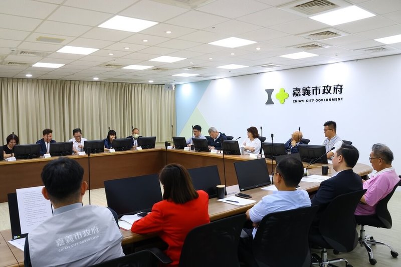 因應美國對等關稅影響,嘉義市政府8日召開「關稅衝擊產業諮詢會議」,市長黃敏惠(後右3)與產業代表會商交流,業者期待政府在關稅談判及國際貿易情勢方面能有更具體回應與措施。(嘉義市政府提供)中央社記者黃國芳傳真 114年4月8日