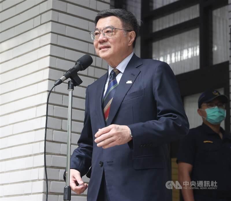 行政院表示提出9大面向諮詢專線已啟動。圖為院長卓榮泰(前)接受媒體聯訪回應時事議題。中央社記者謝佳璋攝 114年4月8日