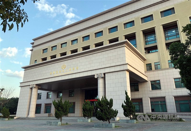 嘉義市政府環境保護局清潔隊被控民國111年間接受業者請託,代清運裝修工程廢棄物,涉嫌圖利罪嫌,嘉檢8日指揮調查官搜索,帶回環保局員工及業者複訊。圖為嘉義地檢署。(中央社檔案照片)