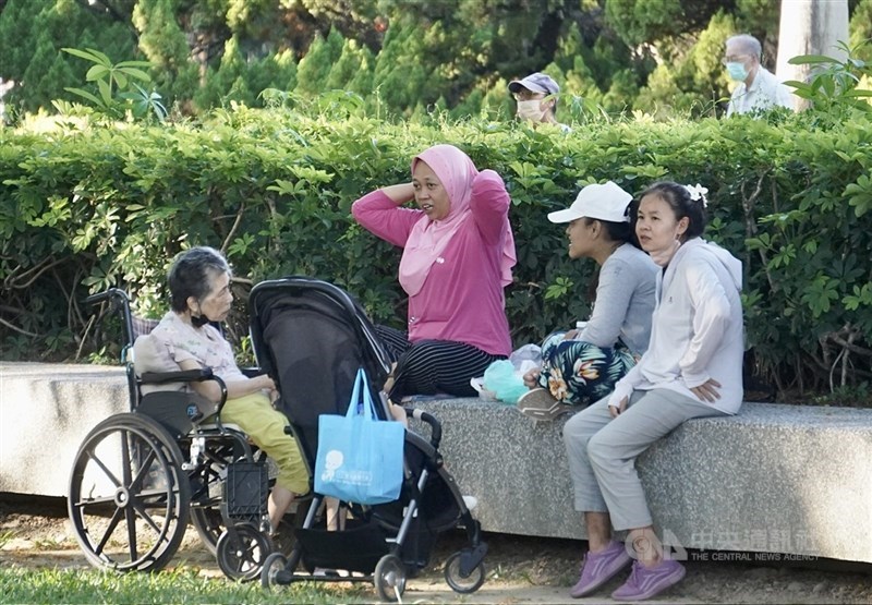 勞動部推動「多元陪伴照顧服務試辦計畫」正式上路,民眾能自費向公益社團法人申請照顧人力。(中央社檔案照片)