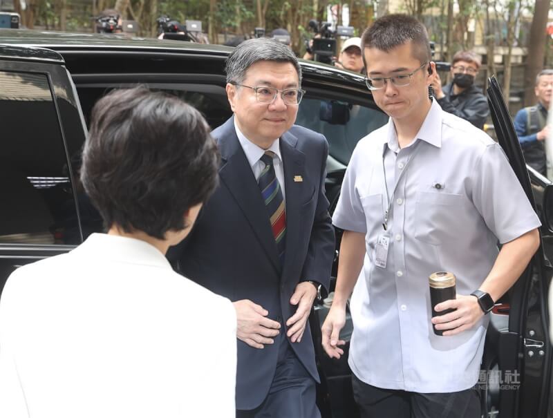 立法院會8日對行政院長卓榮泰提出施政方針及施政報告繼續質詢。圖為卓榮泰(中)上午搭車抵達立法院,準備進入議場。中央社記者謝佳璋攝 114年4月8日