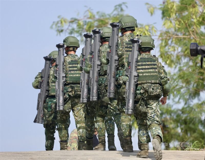 國安局統計2020年至今共諜案起訴達159人,其中現役與退役軍人合計95人,占比60%。圖為義務役男在靶場背著紅隼火箭彈。(中央社檔案照片)