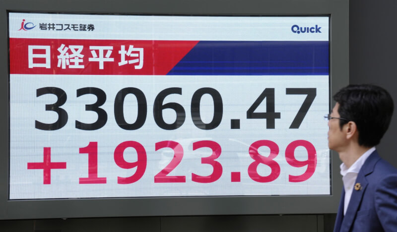 日本東京股市日經指數8日早盤大漲近6%。（共同社）