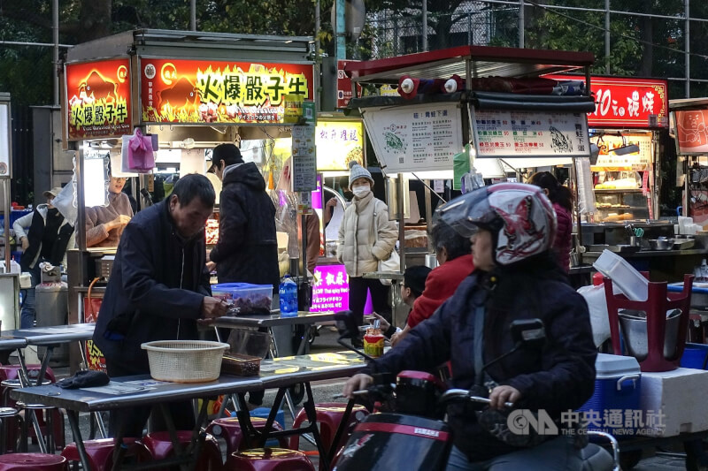 圖為台北市寧夏夜市購買外食人潮。(中央社檔案照片)