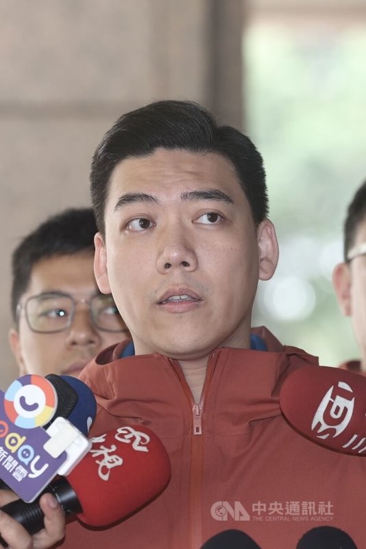罷免民進黨立委吳沛憶與吳思瑤團體8日赴中選會領取第二階段連署人名冊格式,國民黨青年軍賴苡任(前)說明罷免進度。中央社記者吳家昇攝 114年4月8日