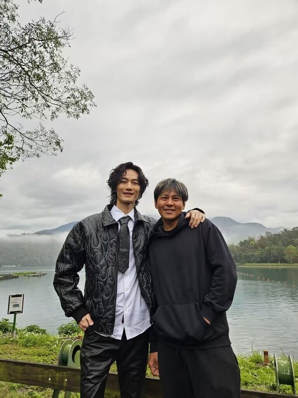 歌手李英宏(左)與導演鄔鶴宏(右)聯手打造影集式MV「東方美人四部曲」,來回討論近1年才有此次拍攝計畫。(晝夜娛樂提供)中央社記者王心妤傳真 114年4月8日