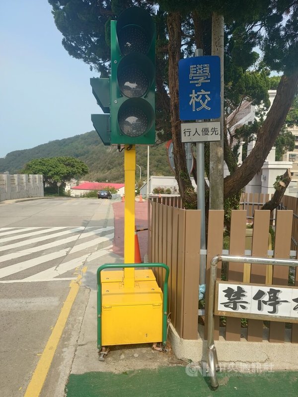 連江縣內並設置固定式紅綠燈,僅有一組活動式紅綠燈,是由介壽國中小自行建置,每天僅在上午7時30分至8時的通學時間由系統自動控制亮燈,其餘時間則為熄燈狀態。中央社記者潘欣彤攝 114年4月8日