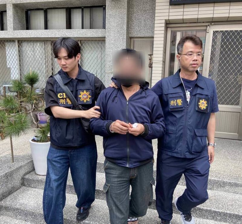 澎湖縣馬公市某餐飲商家日前遭竊,警方以科技辦案方式加上公私單位合作查出竊嫌,8日展開行動,成功將曾姓竊盜犯嫌(中)逮捕到案。(馬公警分局提供)中央社 114年4月8日