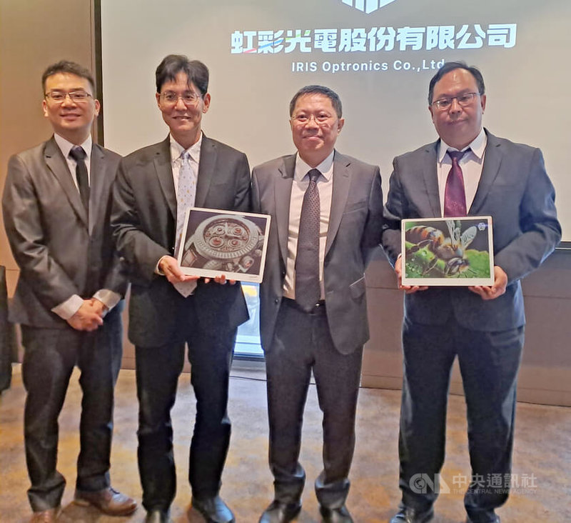 電子紙廠虹彩光電8日舉行媒體交流會,董事長廖奇璋(右2)表示,目前主要市場在台灣、日本、歐洲,所以不受美國實施對等關稅影響;規劃在今年底至明年初申請興櫃。中央社記者潘智義攝 114年4月8日