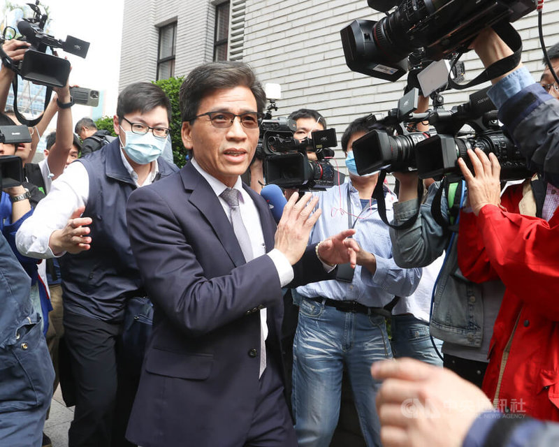 立法院會8日繼續進行總質詢,對於外界關注台股恐陷入熊市,金管會主委彭金隆(中)受訪表示,這是全球問題,不管是美股、歐股、亞股也通通都有反應,不只有台灣。中央社記者謝佳璋攝 114年4月8日