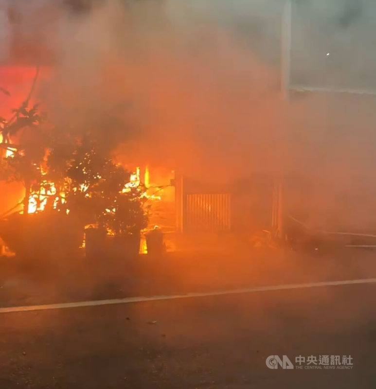 台東市強國街某出租透天住宅8日晚間竄出火舌，橘色火光與陣陣濃煙怵目驚心，2樓一名受困男子被搜救人員發現時已無生命跡象，緊急送醫搶救。中央社記者盧太城台東攝  114年4月8日