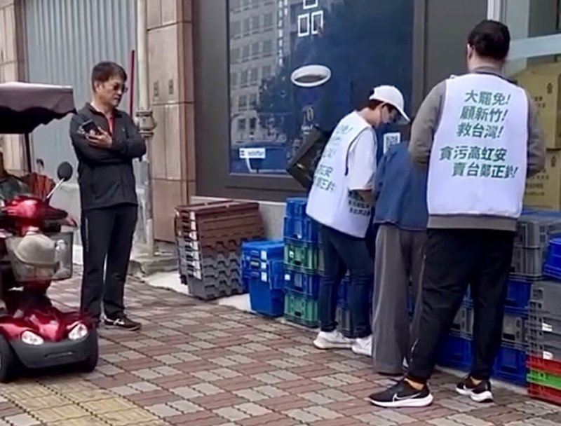 新竹市武功里長陳海鋒(左)遭控帶著民眾拿回已簽好的連署書,並當場辱罵志工,罷團成員質疑違反選罷法並涉及行政不中立。陳海鋒9日對此表示,因有里民並不清楚內容就填寫,所以才陪同取回。(民眾提供)中央社記者魯鋼駿傳真 114年4月9日