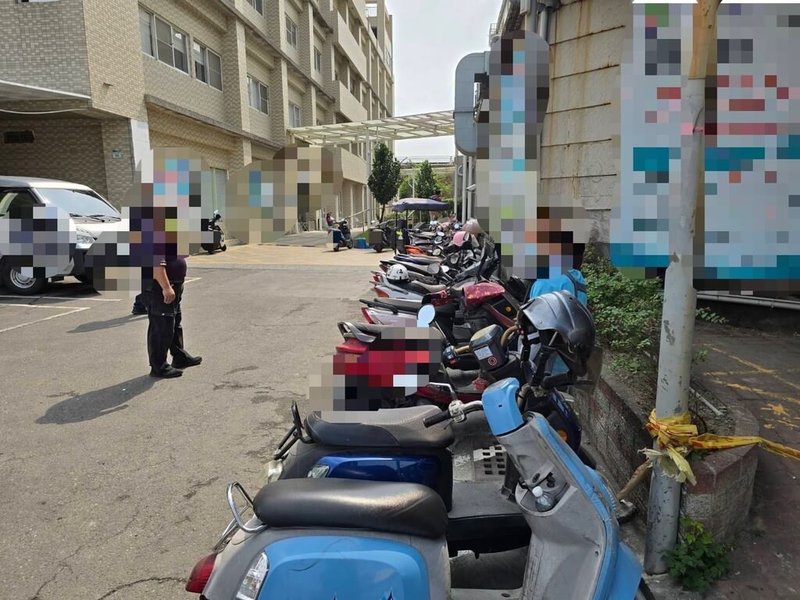 高雄市林園區某醫院清潔人員9日清掃機車停車場時,發現一個裝有手槍的塑膠袋,經警方派員初步檢視,研判為一把槍身已老舊生鏽的左輪手槍,後續將送鑑驗釐清是否具有殺傷力並擴大監視器追查槍枝來源。(高雄市警察局林園分局提供)中央社記者張已亷傳真 114年4月9日
