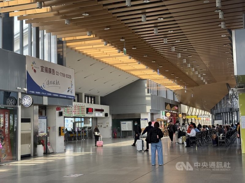 台鐵公司將於6月23日調漲票價,平均調幅26.8%,新票價採用遞遠遞減各運距區間各等級(分區間車、莒光號、自強號)列車運價率。圖為花蓮火車站。中央社記者張祈攝 114年4月9日