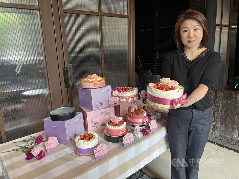 5月母親節即將到來,台中多家餐飲及飯店業者9日宣布母親節蛋糕將祭早鳥優惠價,除打折外,也可參加抽獎。中央社記者郝雪卿攝 114年4月9日