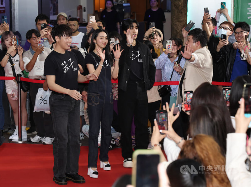 電影「器子」9日在西門町封街舉辦首映會,演員賴晏駒(小賴)(黑衣左起)、李沐、婁峻碩3人共同出席,向熱情粉絲揮手致意。中央社記者張新偉攝 114年4月9日