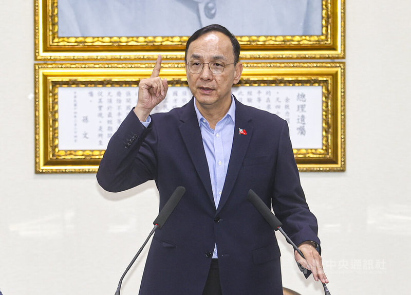 國民黨9日下午召開中常會,黨主席朱立倫(中)針對美國對等關稅等議題發表談話。中央社記者鄭清元攝 114年4月9日